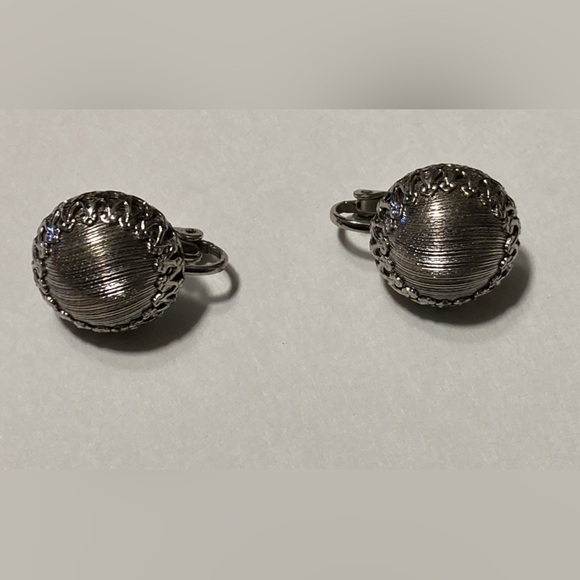 LOT OF 4 VINTAGE SILVER TONE CLIP ON EARRINGS - Picture 9 of 16